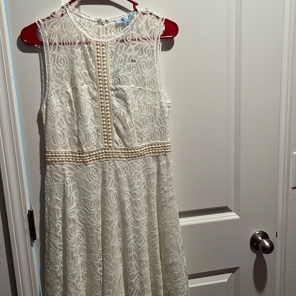Dresses - Picture 4 of 12